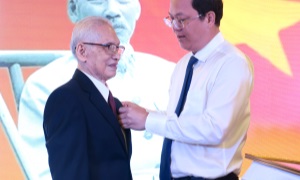 TP. Hồ Chí Minh: Trao Huy hiệu 75 năm tuổi đảng cho đảng viên Đảng bộ Khối Ngân hàng